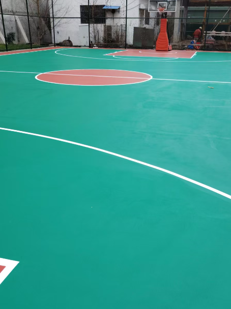 四更镇 球场长期使用易出现地面开裂